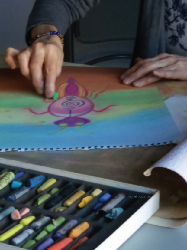 Papillon dessiné à la pastel lors d'un atelier, première image.