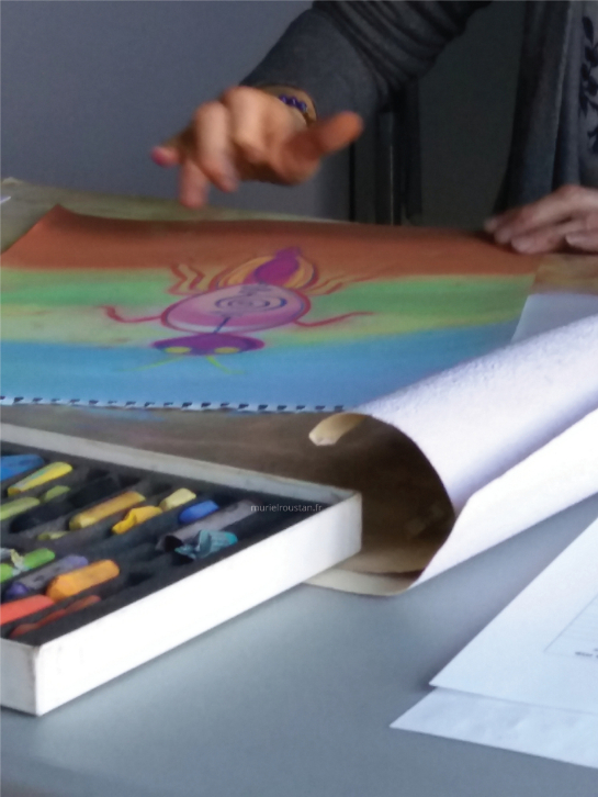Papillon dessiné à la pastel lors d'un atelier, deuxième image.