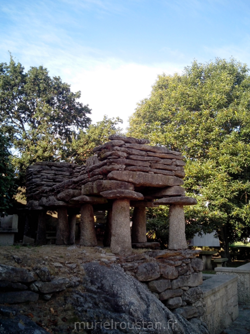 Bâtisse ancienne en pierre.