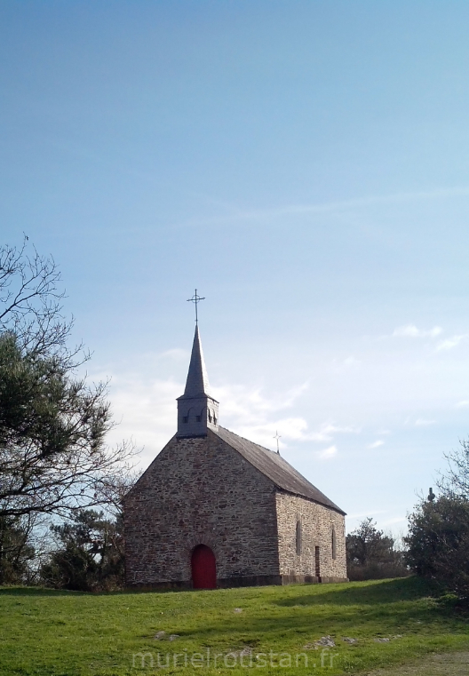 Petite chapelle dans la nature.