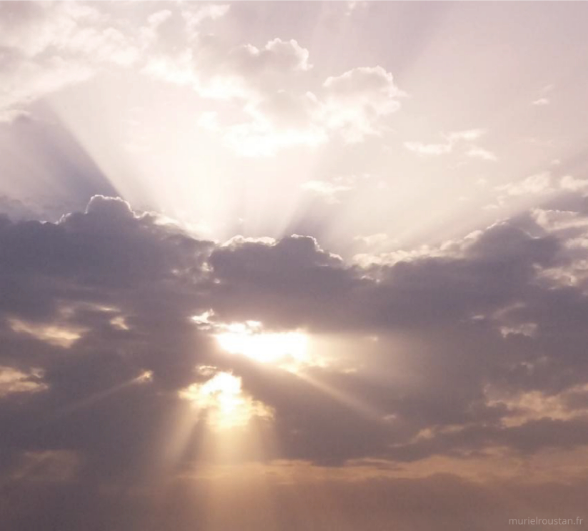 Soleil caché derrière les nuages. Quelques-uns de ces rayons passent à travers.